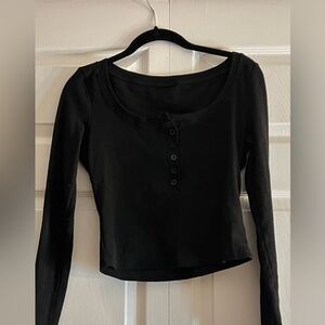Hollister Black Ribbed Long Sleeve Henley Crop Top – Size 2